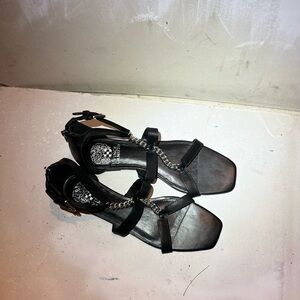 Woman’s black Vince Camuto sandal shoes with chain strap Size 8.5